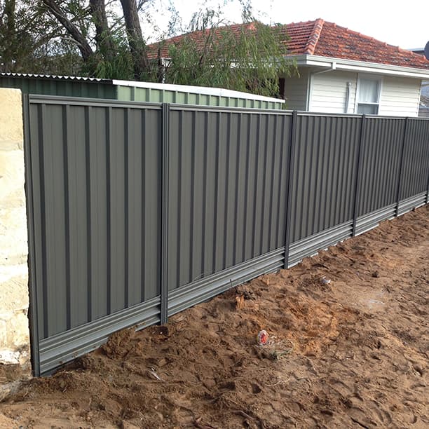 colorbond fence on retaining plinth 7
